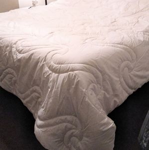Down alternative comforter